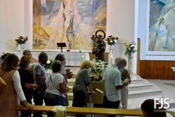  Decenas de fieles rinden pleitesía a San Antonio de Padua en Clavellinas/Francisco Javier Santana.